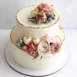 2 storey vanilla 2 tier cake with natural floral topping in 2.5 kg 