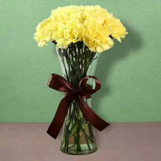 Vase arrangement of 10 yellow carnations 