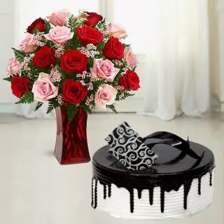 vase arrangement of 15 red and pink roses with half kg choco vanilla cool cake 
