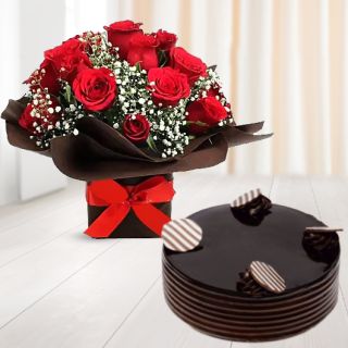 15 red roses in glass vase with chocolate cake 
