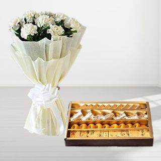 Bunch of 15 white carnations with box of 1 kg assorted sweets