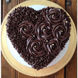 Heart shape floral topping cool cake