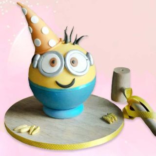 1 kg minion theme pinata cake 