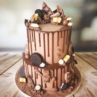 2 storey chocolate explosion oreo dip  cake in  weight with overloaded delicious 2 kg chocolates 