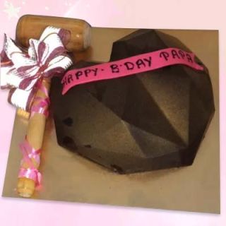 Half kg heart shape chocolate pinata cake 