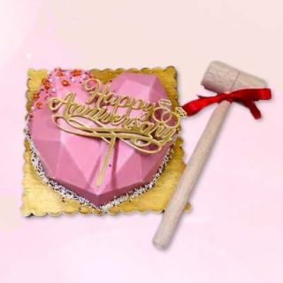 Half kg Strawberry pinata cake 