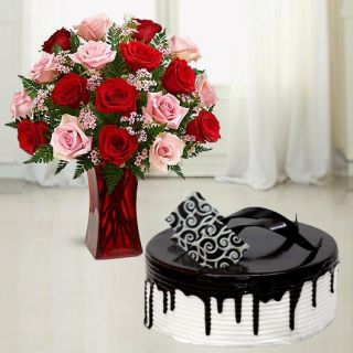 vase arrangement of 15 red and pink roses with half kg choco vanilla cool cake 