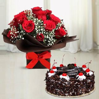 Vase arrangement of 15  red roses with half kg black forest cool cake 
